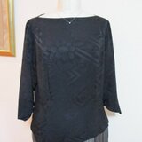 黒のボートネックブラウス