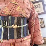 木の帯留め 組み木絵レリーフの「寝る猫:栓」（三分紐用）