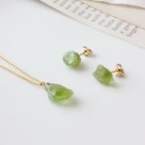 k14gf-ペリドットの原石ネックレスとピアスのセット