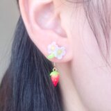 イチゴの花畑ピアスの画像