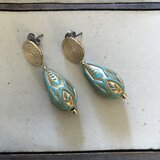 アンティーク風の揺れるピアス