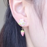 白イチゴの花畑ピアスの画像