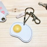 いただきます？！牛革で作った目玉焼きキーホルダー うずらの卵サイズ 【郵便送料込み】