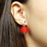 【心に寄り添う】小さなフェルトボールイヤリング／ピアス カラフル16色・軽くてやさしい日常使い （花座付き）