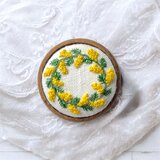 ミモザのリース 木枠の刺繍ブローチ(ナチュラル)
