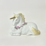 バラのリースの、ユニコーンのフィギュリン