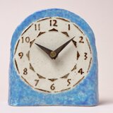 青色の置き時計　(陶製木製針）