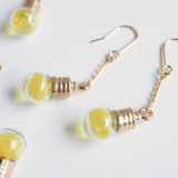 小さな豆電球のピアス　◆14kgf◆