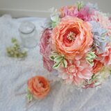 ラナンキュラスとダリアのラウンドブーケ