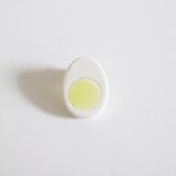 磁器たまごピンブローチ　かため