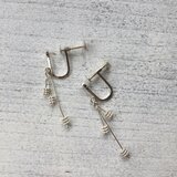 シルバーの小さな実のイヤリング