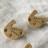 【オーブン粘土】見返り花鳥ブローチ