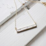 ホワイトハウライトのスティックバーネックレス