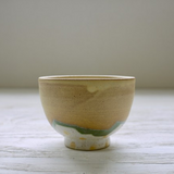 黄色マットの茶碗の画像