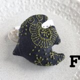 pukudori ブローチF・黒