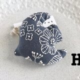 pukudori ブローチH・ブルーグレー×白