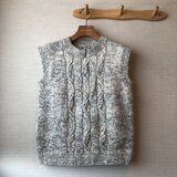 ライトグレーのキーネックベスト