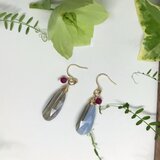ストライプブルーオパールとルビーのピアス