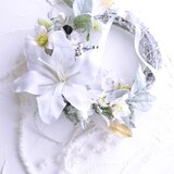 カサブランカとクリスマスローズの華やかなクリスマスリース