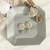 『core 雪の綿』手刺繍のこぶりな耳飾り