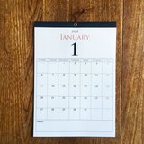 ＊2020年 9月始まり 壁掛けカレンダー 大きめ＊【上質紙 白/A3/ネイビーテープ/切取式】