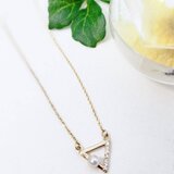 「K10 ダイヤモンドトライアングルネックレス」(日本製)