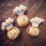 手彫りの雨降り好きのこけしブローチ