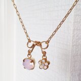 リボンと白いお花のペンダント・ローズウォーターオパール
