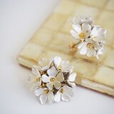 白銀のブーケピアス
