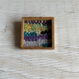 木と裂き織りのブローチ　中07