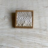 木と裂き織りのブローチ　中9