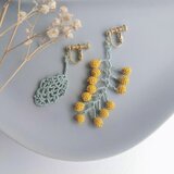 山野草のイヤリング　-mimosa-