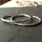 ◆錫 (スズ) × silver バングル【Hammered Tin Bangle 】の画像