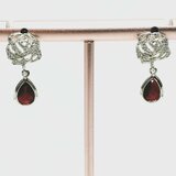 バラのレッドドロップピアス