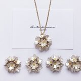 白銀のブーケネックレス