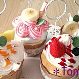 生クリームたっぷり！フルーツカップケーキのメモスタンド