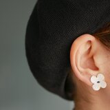 銀彩　磁土で作ったお花のイヤリング