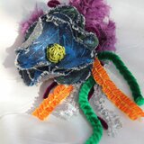 デニム生地を重ねたブローチ