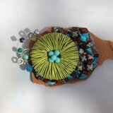 南米の花のようなブローチ