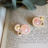 ピンクの大き目カボションのシンプルソウタシエ【イヤークリップ】