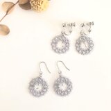 リングモチーフとスワロフスキークリスタルのイヤリング・ピアス　シルバーグレー