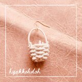 ラタンのかごバッグピアス ホワイト - 籐編みアクセサリー