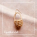 ラタンのかごバッグピアス ブラウン - 籐編みアクセサリー