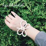 ラタンの叶蝶ヘアゴム ホワイト - 籐編みアクセサリー