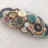 ボタンとビーズ刺繍のバレッタ　