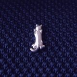 子ネコのちいさなピンブローチ　ぶらさがり子猫　銀細工　シルバー925鏡面仕上げ