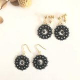 リングモチーフとスワロフスキークリスタルのイヤリング・ピアス　ブラック
