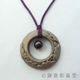 【彫刻】【漆】ペンダント　円　牡丹（錫粉蒔・ガーネット）