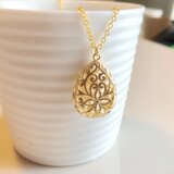 透かし素材のゴールドロングネックレス