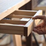 テーブル下の薄い抽斗／オーク色の画像